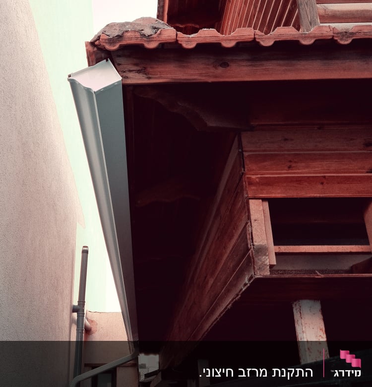 גג רעפים עץ עם מרזב מתכת בצד